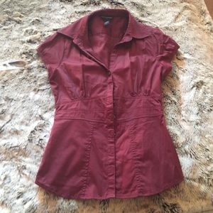 Maroon button down top, cap sleeve